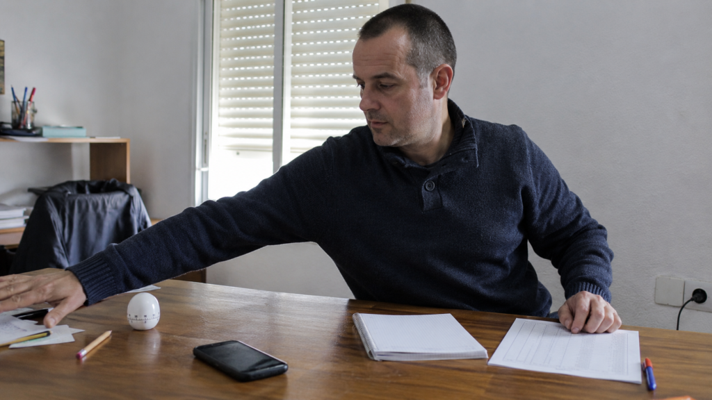 Varias herramientas sencillas de trabajo clínico sobre una mesa mientras una persona selecciona solo algunas